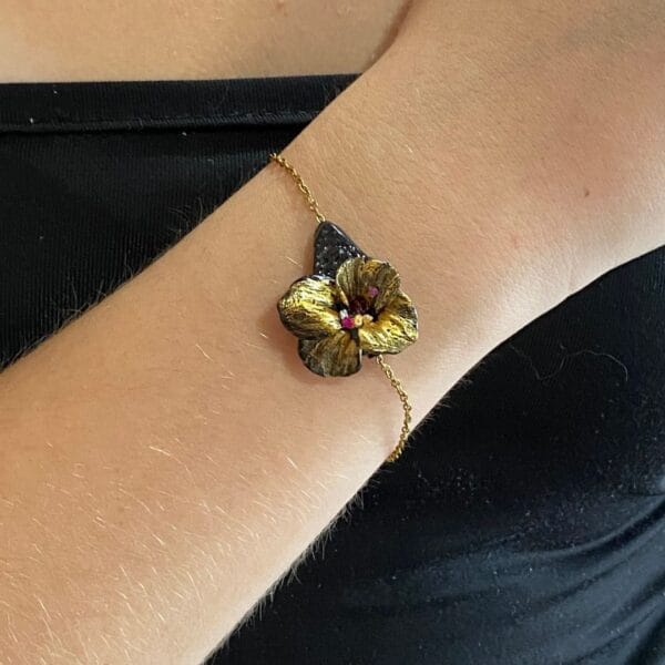 Χειροποίητο βραχιόλι με ατσάλινη χρυσή αλυσίδα και στοιχείο λουλούδι σε σταγόνα  από πολυμερή πηλό