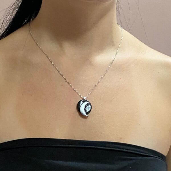 Χειροποίητο κολιέ σε  ατσάλινη ασημί αλυσίδα και στοιχείο φεγγάρι  από πολυμερή πηλό