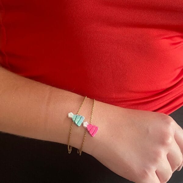 Χειροποίητο βραχιόλι με ατσάλινη χρυσή αλυσίδα , χριστουγεννιάτικο δεντράκι από πολυμερή πηλό