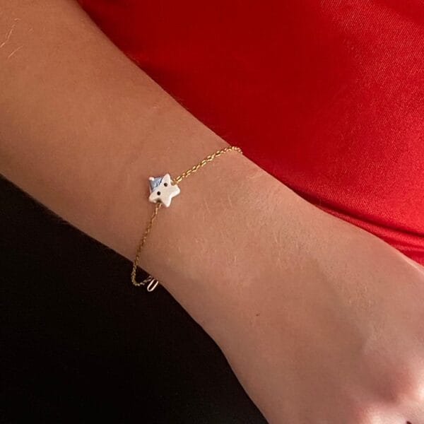 Χειροποίητο βραχιόλι με ατσάλινη χρυσή αλυσίδα , χριστουγεννιάτικο αστεράκι με σκουφάκι από πολυμερή πηλό