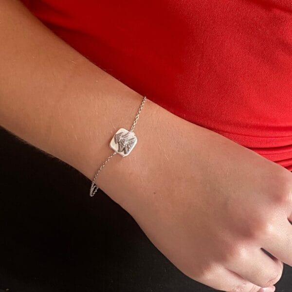 Χειροποίητο βραχιόλι με ατσάλινη ασημί αλυσίδα , χριστουγεννιάτικο δεντράκι από πολυμερή πηλό